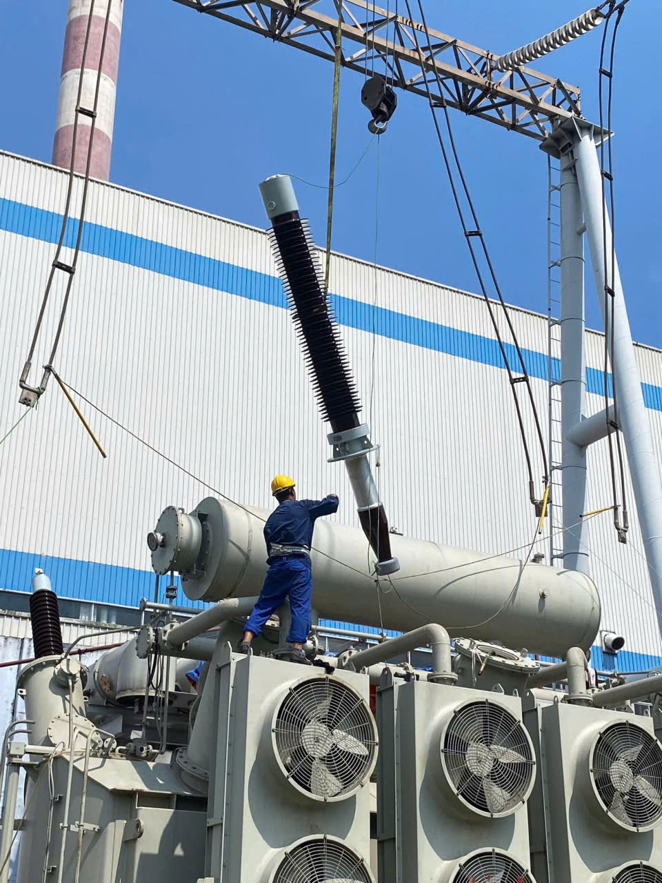 Sứ xuyên cho máy biến áp 220kV – 220kV transformer bushing Sứ xuyên cho máy biến áp 220kV – 220kV transformer bushing